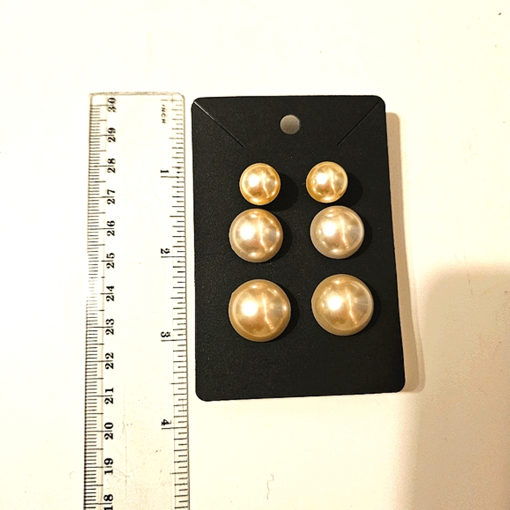 Pearl studs (3 pairs)